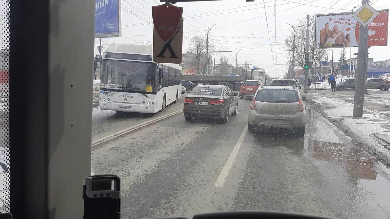 Авария на 50 лет октября саратов сегодня. Новости Саратова взгляд. Новости Саратова сегодня последние свежие события происшествия 2021. 50 Лет октября 20 транспорт в Саратове. Новости Саратова поломка транспорта.