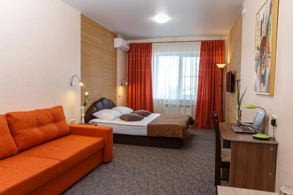 Гостиница панда саратов. Двухместный номер в гостинице с диваном. Гостиница панда сити. Панда отель саратов одноместный. Панда отель саратов одноместный.