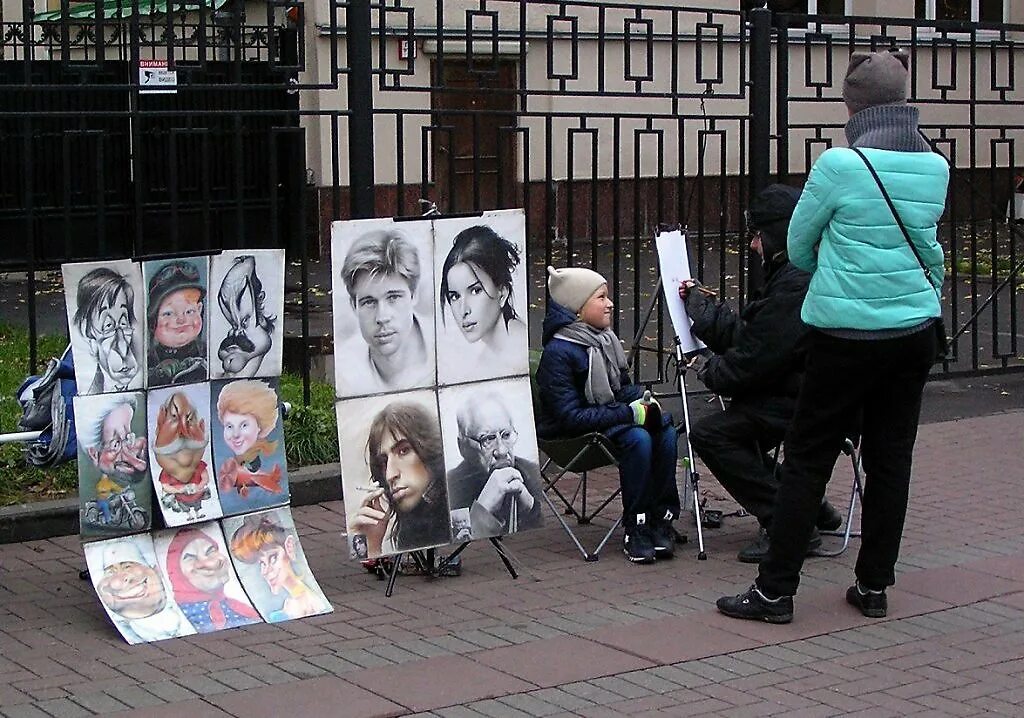 Арбатские имена. Художники на Арбате. Уличные художники на Арбате. Художники на Арбате фото. Художники с Арбата 90 года.