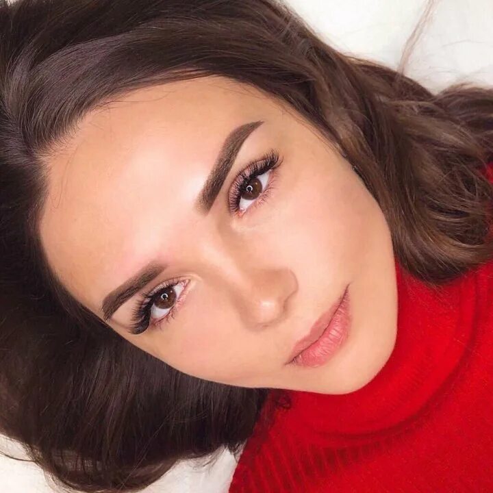 Красивый татуаж бровей. Красивые брови. Тонкие брови 2023. Выбеленные брови тренд. Обесцвеченные брови тренд.