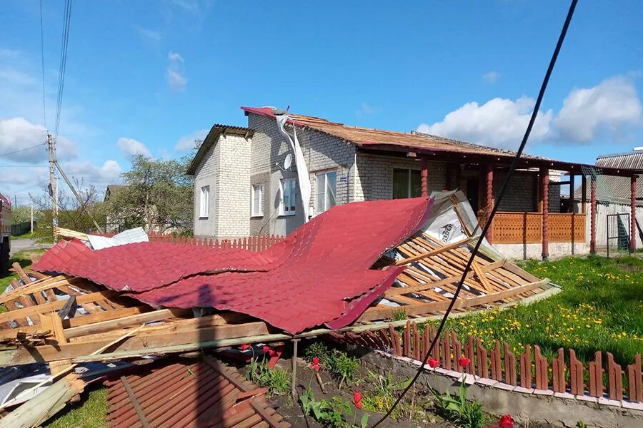 Ураганом снесло крышу. Сломанные кровли ураганом. Ураганом снесло крышу. Ураган снес крышу. Ураганом снесло крышу.