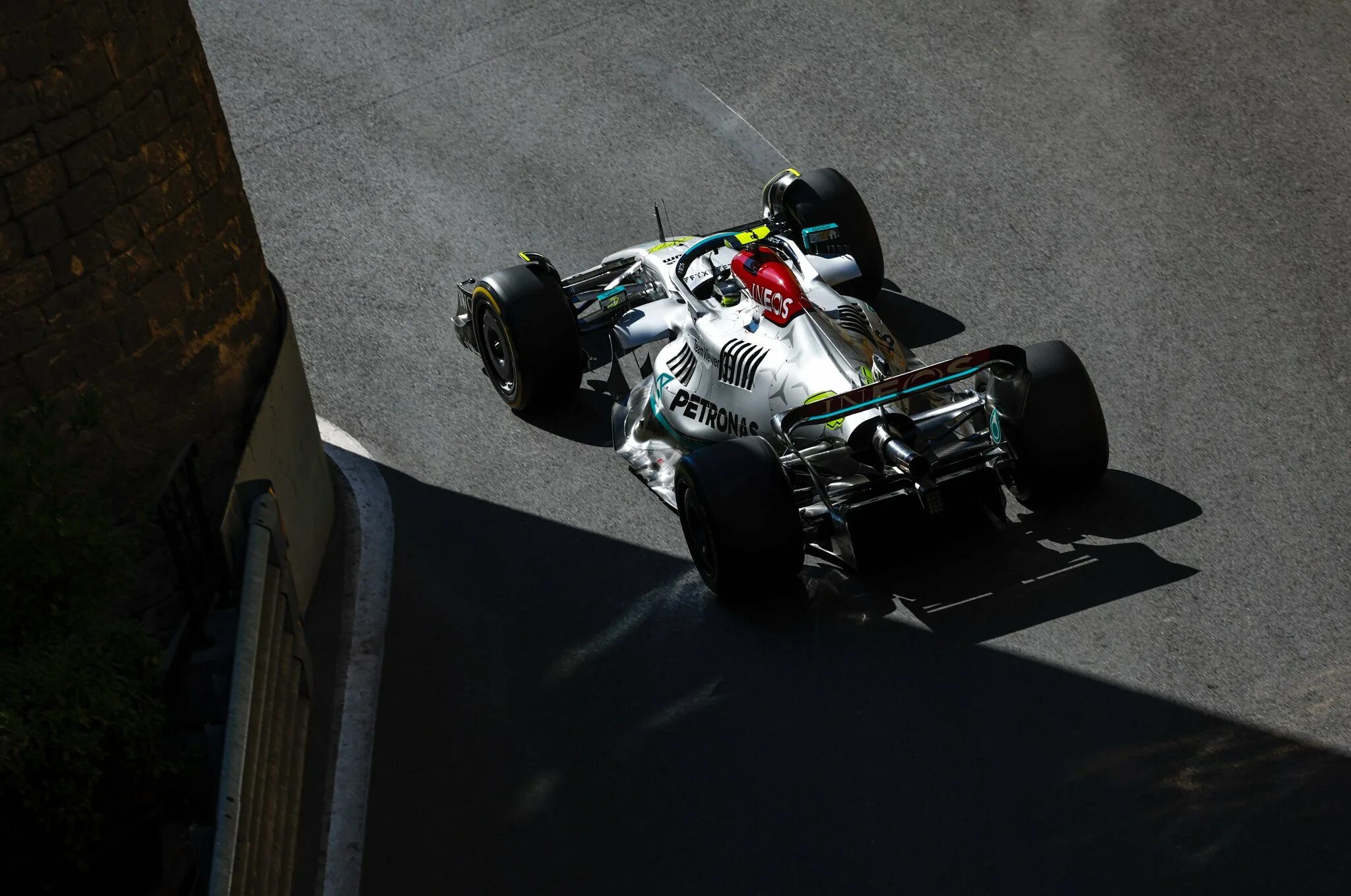 Пилоты мерседес формула. Ф1 баку 2025. рассел формула 1 болид 2025. box mercedes baku f1. f1 дельфинирование.