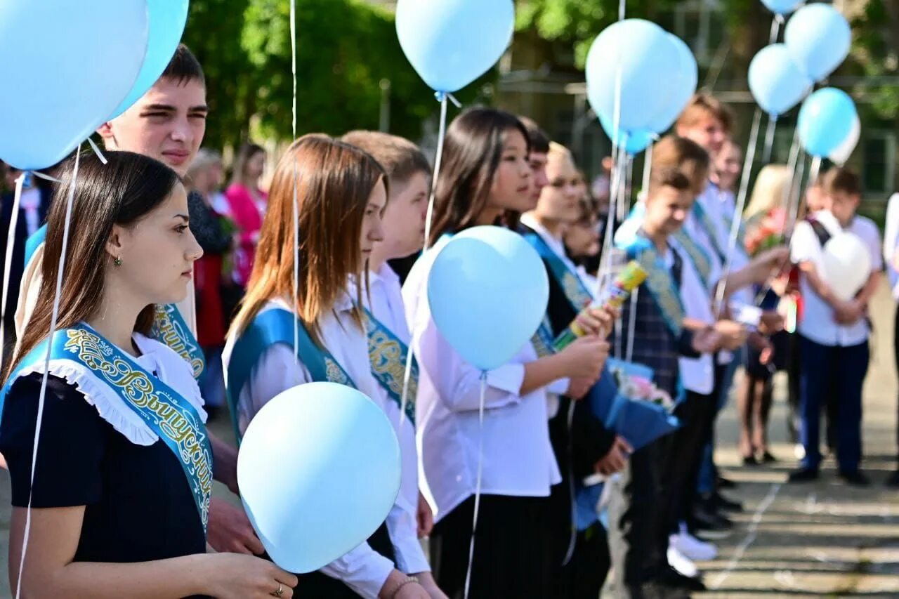 Последний звонок. Выпускник 9 класса. Последний звонок для девятиклассников. Фотосессия последний звонок.