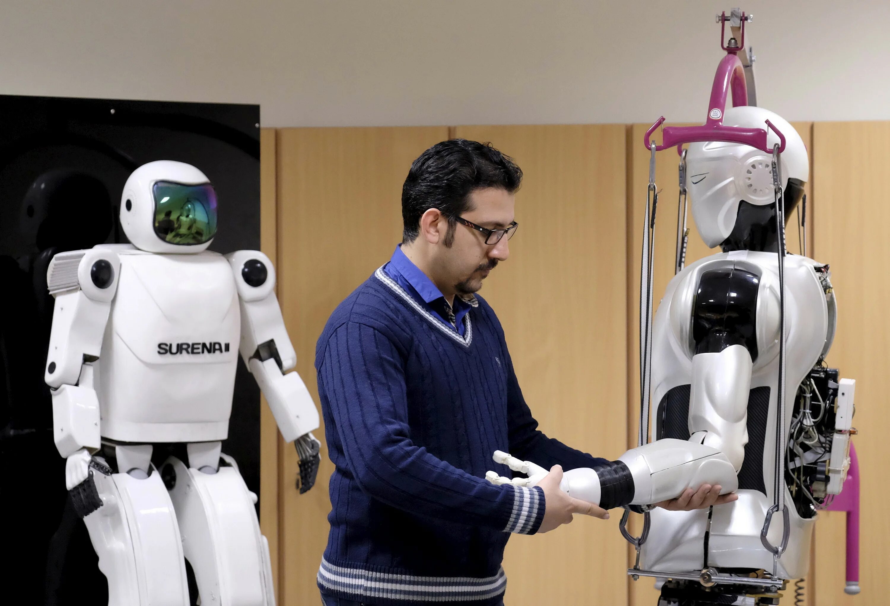 Робот. Робот гуманоид. Роботы второго поколения. Робот размером с человека.