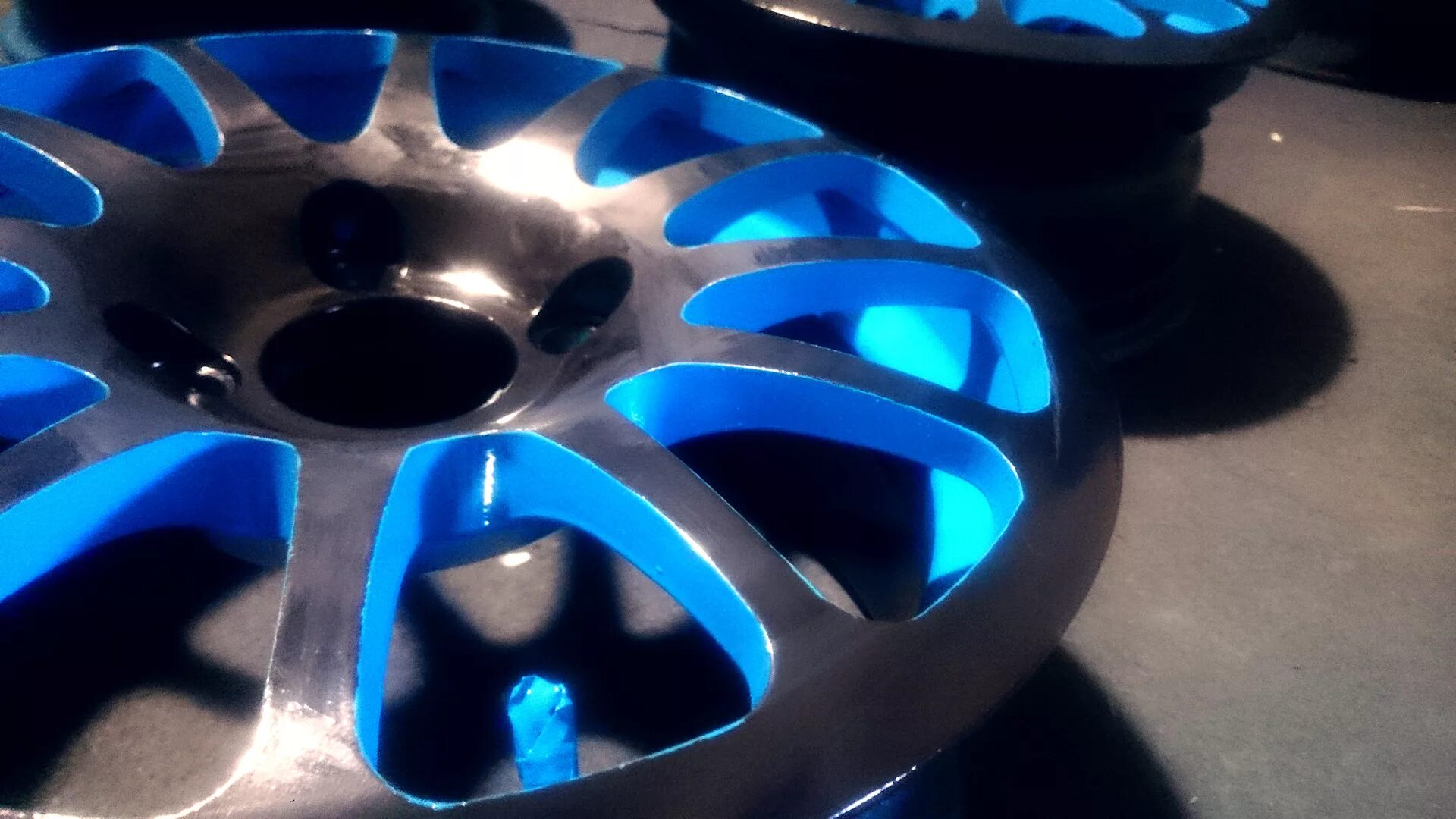 Чем покрасить диски автомобиля самому. Покраска дисков Хендай Элантра 4. Покраска дисков краскопультом. Покраска дисков своими руками. Покраска автомобильных дисков своими руками.