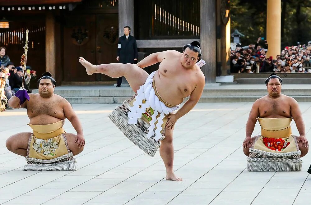 Схватка якодзун. Японские борцы сумо. Японский спорт сумо. Сумо спорт в Японии.