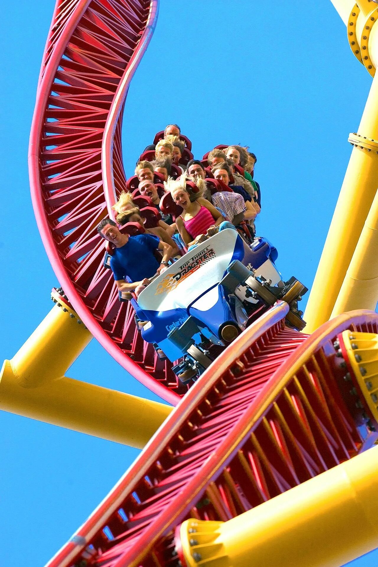 Парк аттракционов кататься. Аттракцион Top Thrill Dragster. Парк развлечений Cedar point Amusement Park. Диснейленд в США американские горки. Roller Coaster аттракцион.