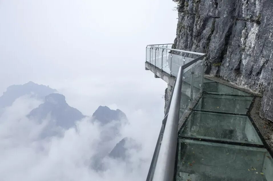 Стеклянная тропа тяньмэнь китай. Стеклянный мост чжанцзяцзе чжанцзяцзе. Чжанцзяцзе гора тяньмэнь стеклянный мост. Стеклянная тропа тяньмэнь китай. Стеклянная тропа страха на горе тяньмэнь.