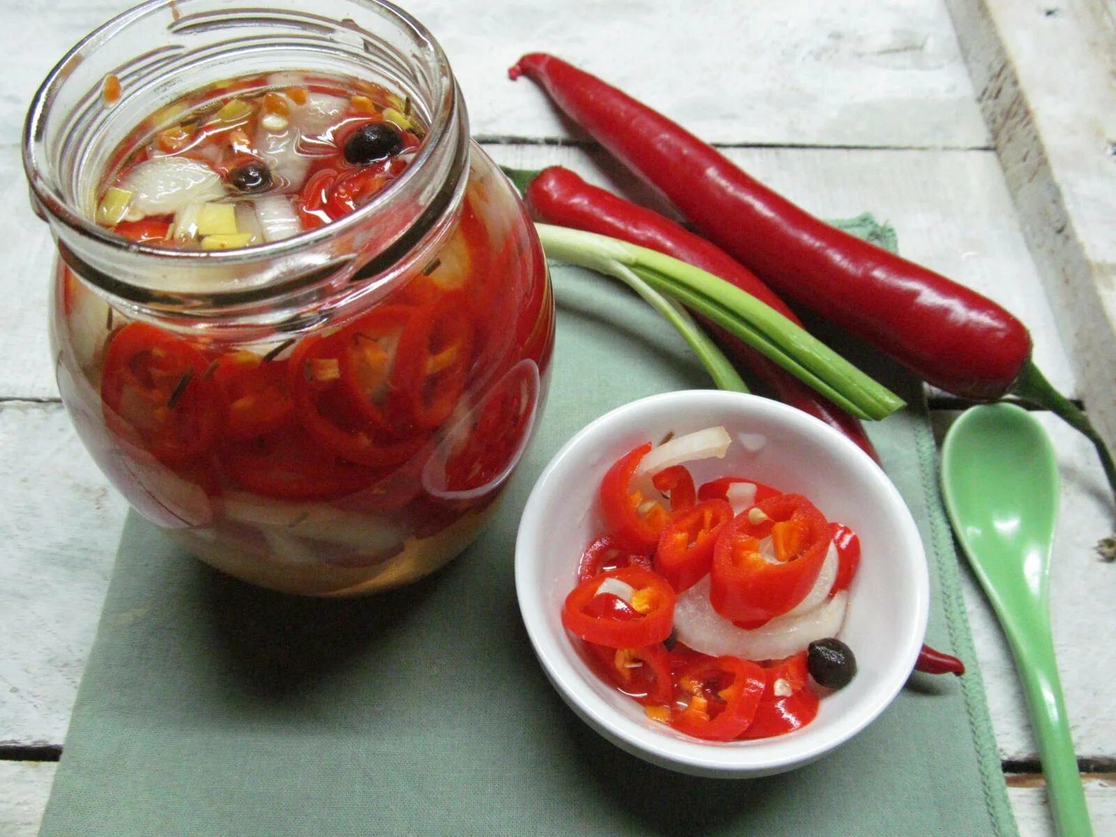 Перец с уксусом и маслом сахаром. Острый перец Чили маринованный. Перец Горький маринованный 650г. Мариновка Горького перца. Перец острый с чесноком.