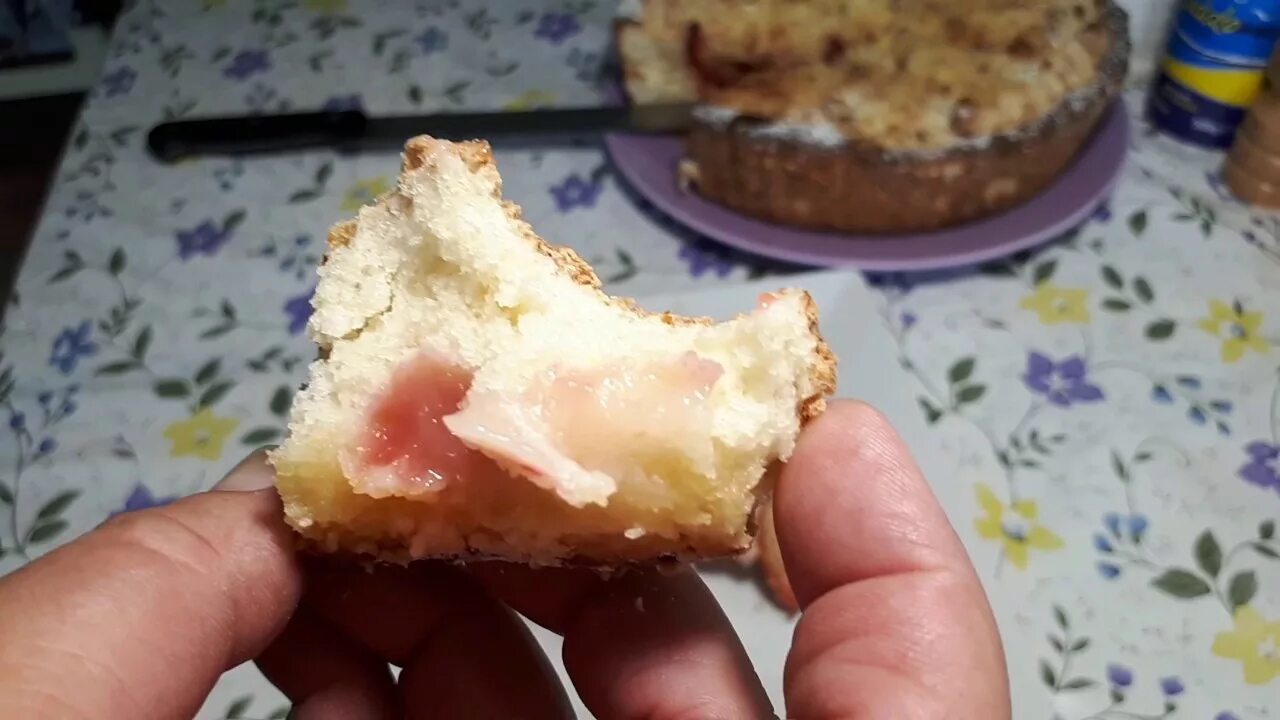 Кекс не пропекается внутри что. Пирожки с сыром внутри. Пирог не пропекся. Сырой пирог внутри. Почему пирог сырой