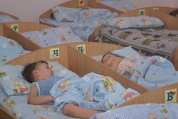 тихий час в дет саду ссср. ребенок спит. сон в детском саду. спящие дети в детском саду. тихий час в детском саду.