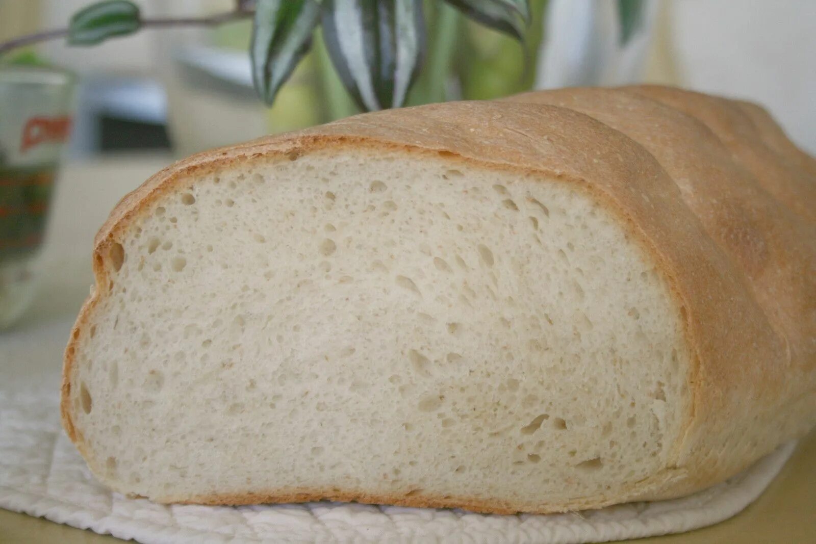 хлеб в молоке. батон. домашний хлеб в духовке. испечь хлеб на молоке. батон хлеба.