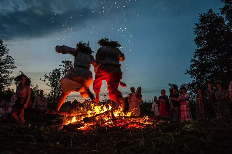 Лиго цветки папоротника. Ивана купала праздник ночью. Купалле прыжки через костер. Ах над гайнай купальская ноч. Иван купала (купальская ночь).
