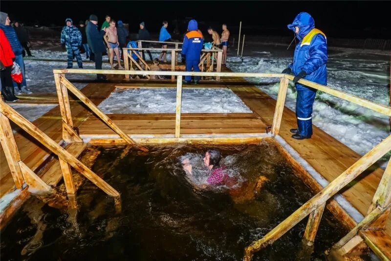 крещение 2023 чебоксары. крещение купель чебоксары. купель на крещение. окунание в купель на крещение. купель на набережной чебоксары.