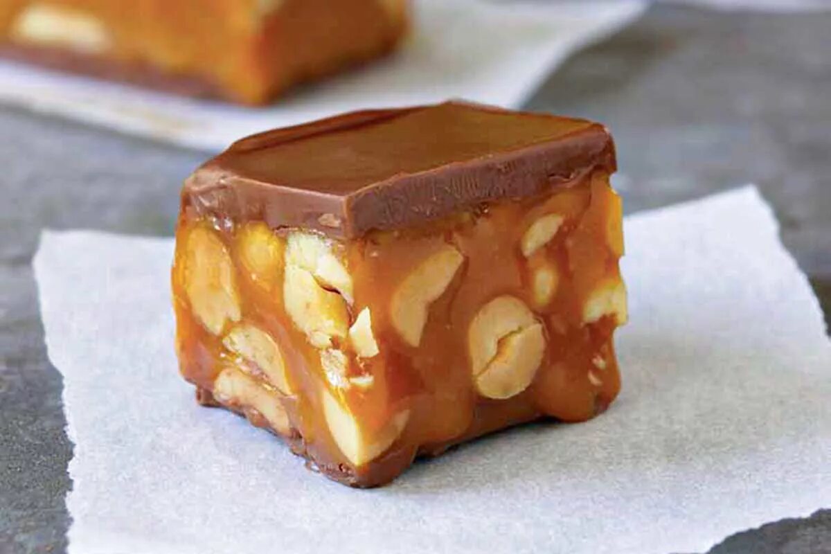 карамельные конфеты с арахисом. торт с соленой карамелью. арахис в карамели. арахис в соленой карамели. арахис в соленой карамели.