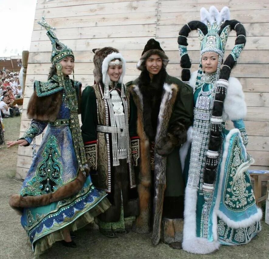 Якутский национальный костюм якуты. Народная одежда якутов. Традиционная одежда якутов. Саха танаьа Якутская одежда.