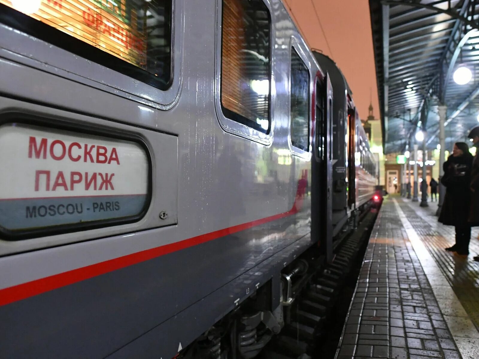 Поезд москва звук. Поезд Москва Берлин Париж РЖД. Поезд 13 Москва Париж. Международный поезд. Москва Париж РЖД.