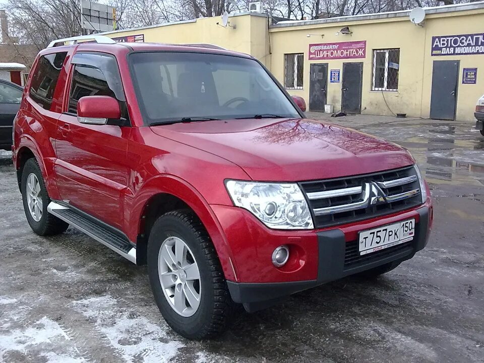 Купить мицубиси паджеро в спб. Паджеро 3 красный. Pajero 3 красный. Красный Паджеро 4. Вишневый Паджеро.