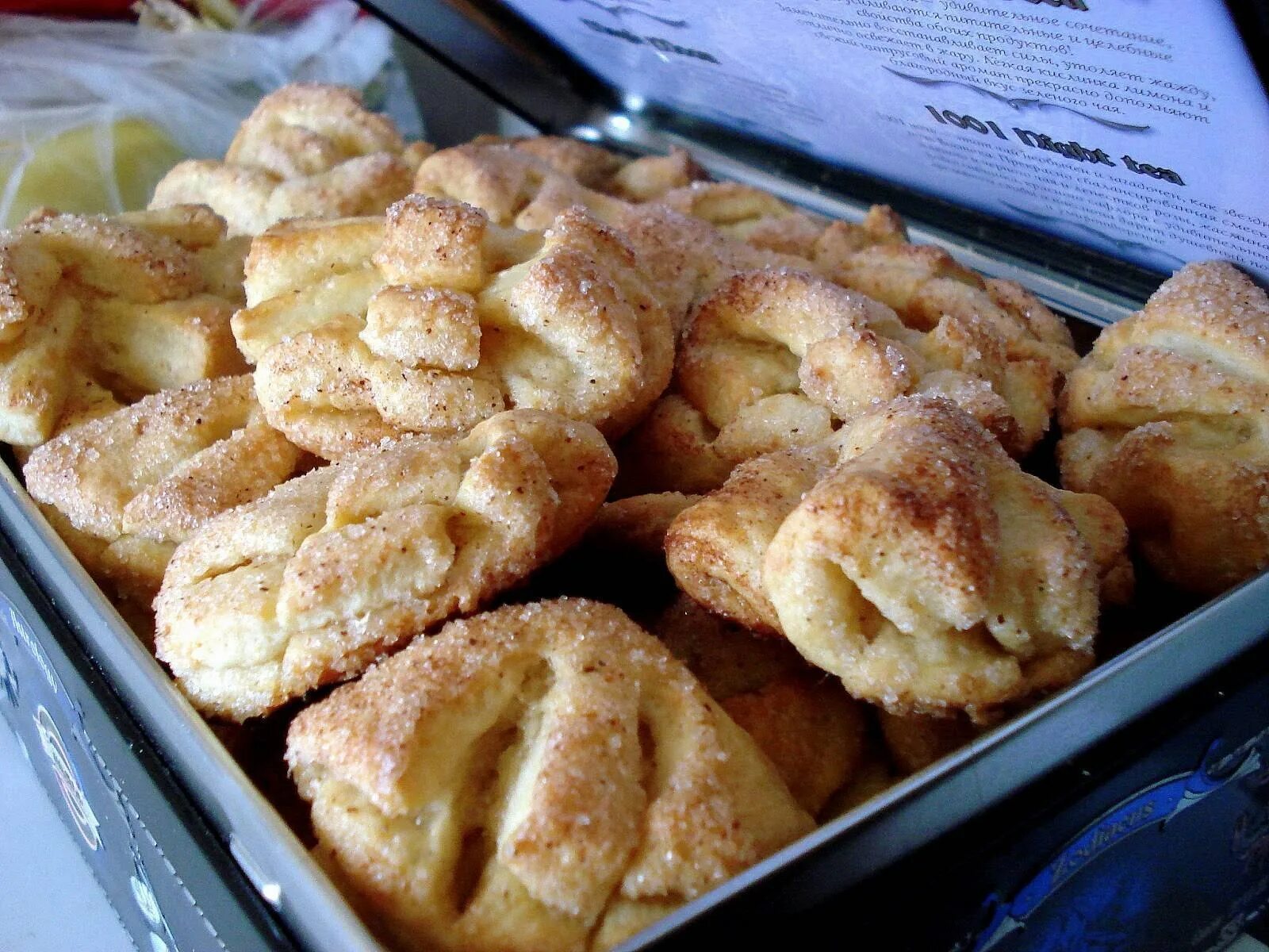 Рецепт вкусного творожного печенья в духовке. Творожное печенье гусиные лапки. Печенье гусиные лапки с творогом. Творожное печенье гусиные лапки Вилкин. Печенье лапки из творога.