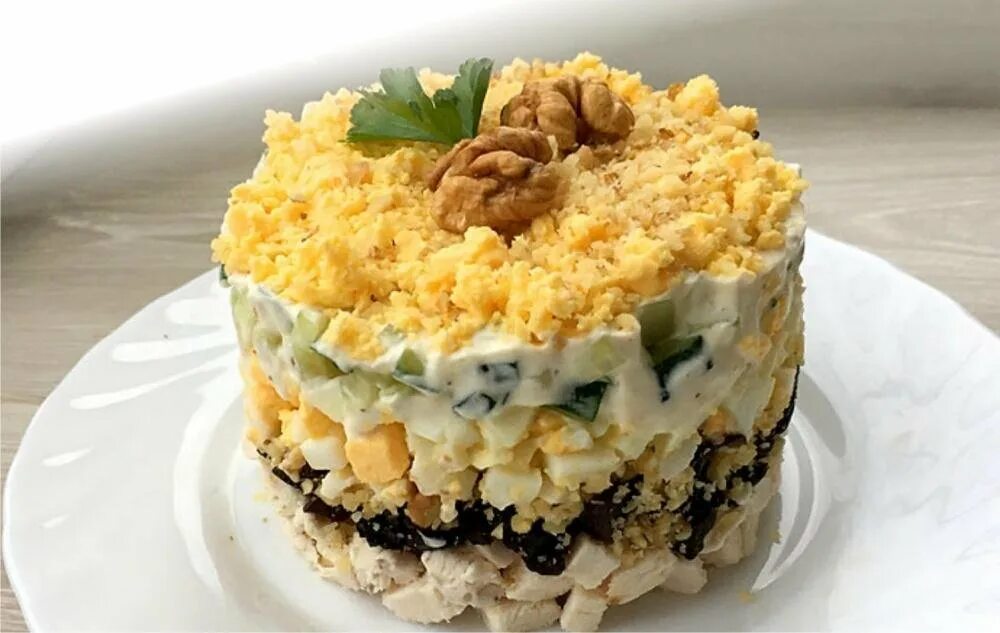Салат посыпать орехами. Салат с курицей и черносливом и грецкими орехами и сыром. Рецепт салата с курицей грибами грецкими орехами. Салат с курицей и орехами. Салат белочка с грецкими орехами.