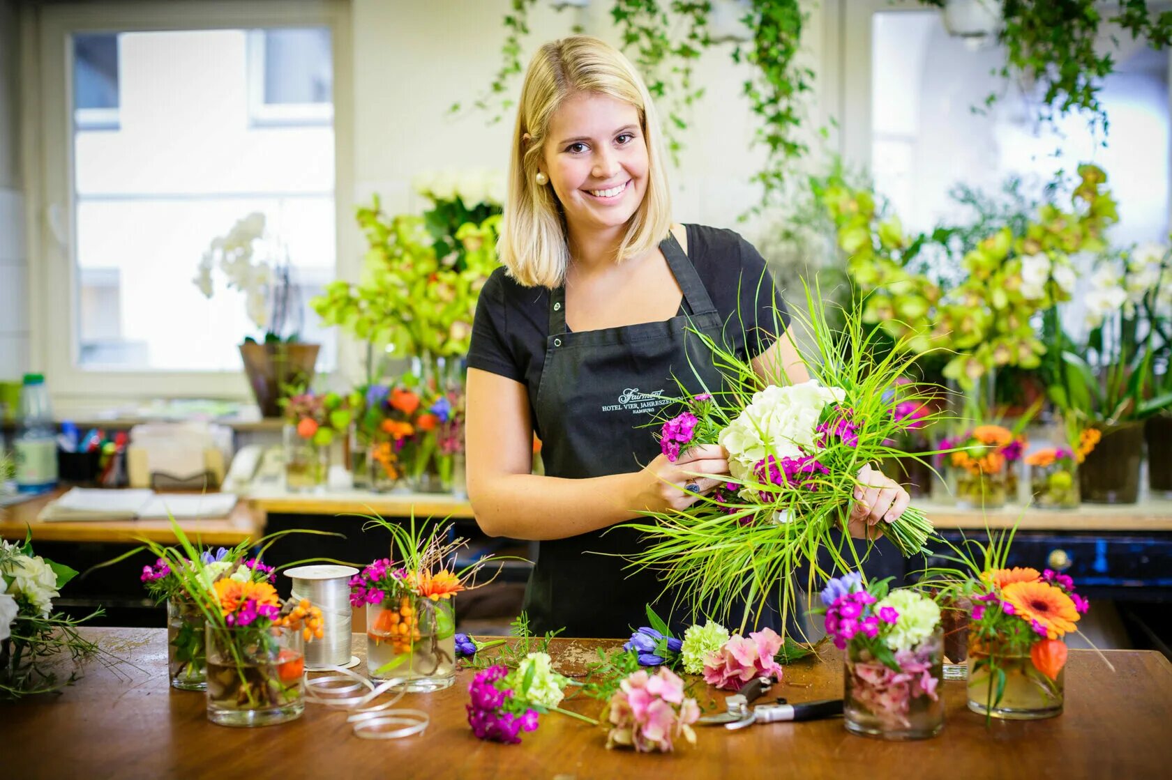 Работа флориста. Продавец цветов. Флорист. Флористик. Работа флориста в городе симферополе.