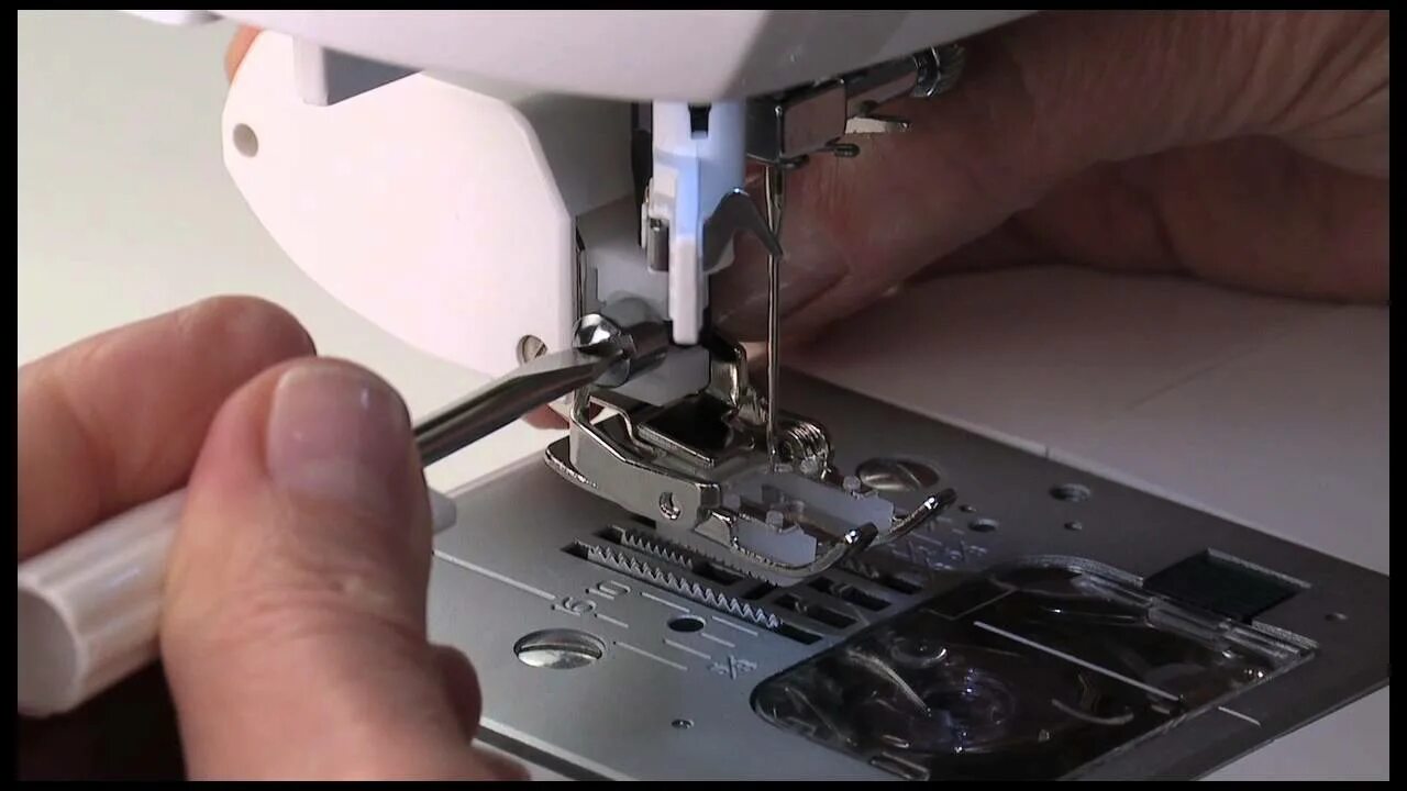 Почему швейная машинка зажевывает. Смазка швейной машины Зингер 4432. Починка швейной машинки. Швейная машинка сломалась. Настройщик швейных машин.