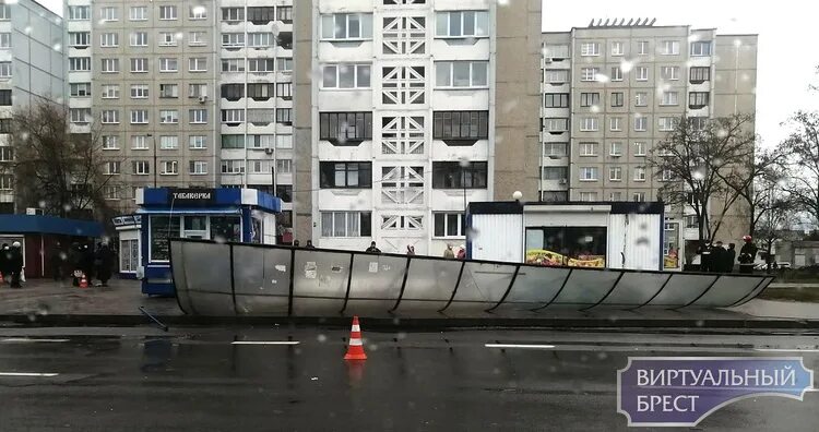 Повалило ветром остановку. Остановка Восточный микрорайон. Остановка Гаврилова. Остановка Пугачева.