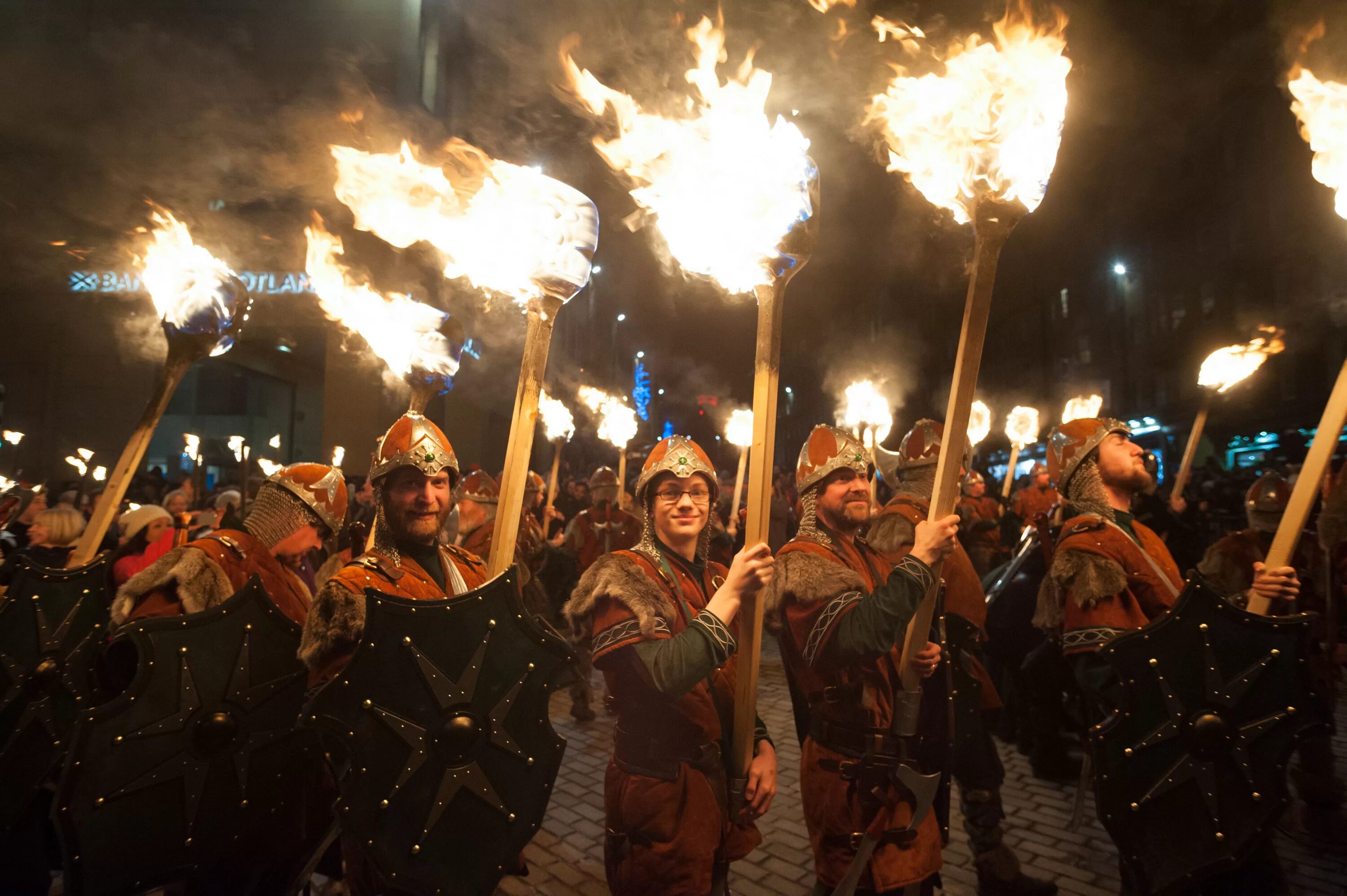 New years festival. Хогманай Hogmanay Шотландия. Праздник в Шотландии Hogmanay. Праздник Хогмани в Шотландии. Хогманай в Эдинбурге.