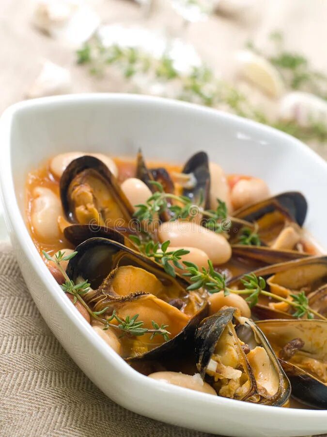 Салат с жареными мидиями и грибами. Ньокки с мидиями. Мидии в сметанном соусе с шампиньонами и луком. Запеканка с мидиями. Жаркое с шампиньонами и мидиями.