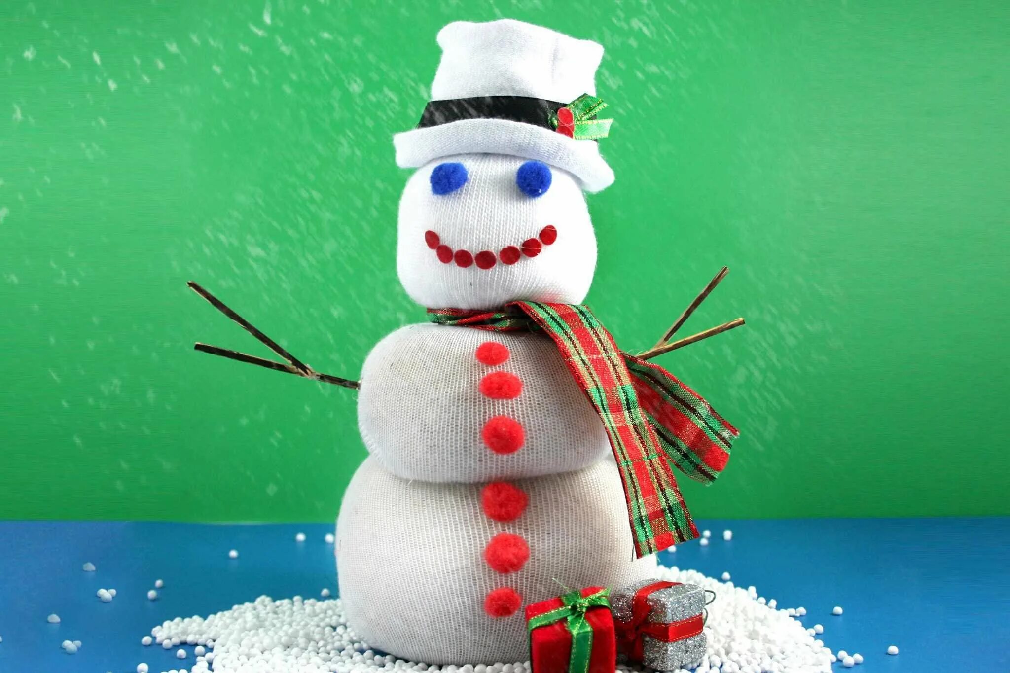 Поделка снеговик. Снеговик из подручных материалов. Новогодняя поделка Снеговик. Новогодний Снеговик из пенопласта.