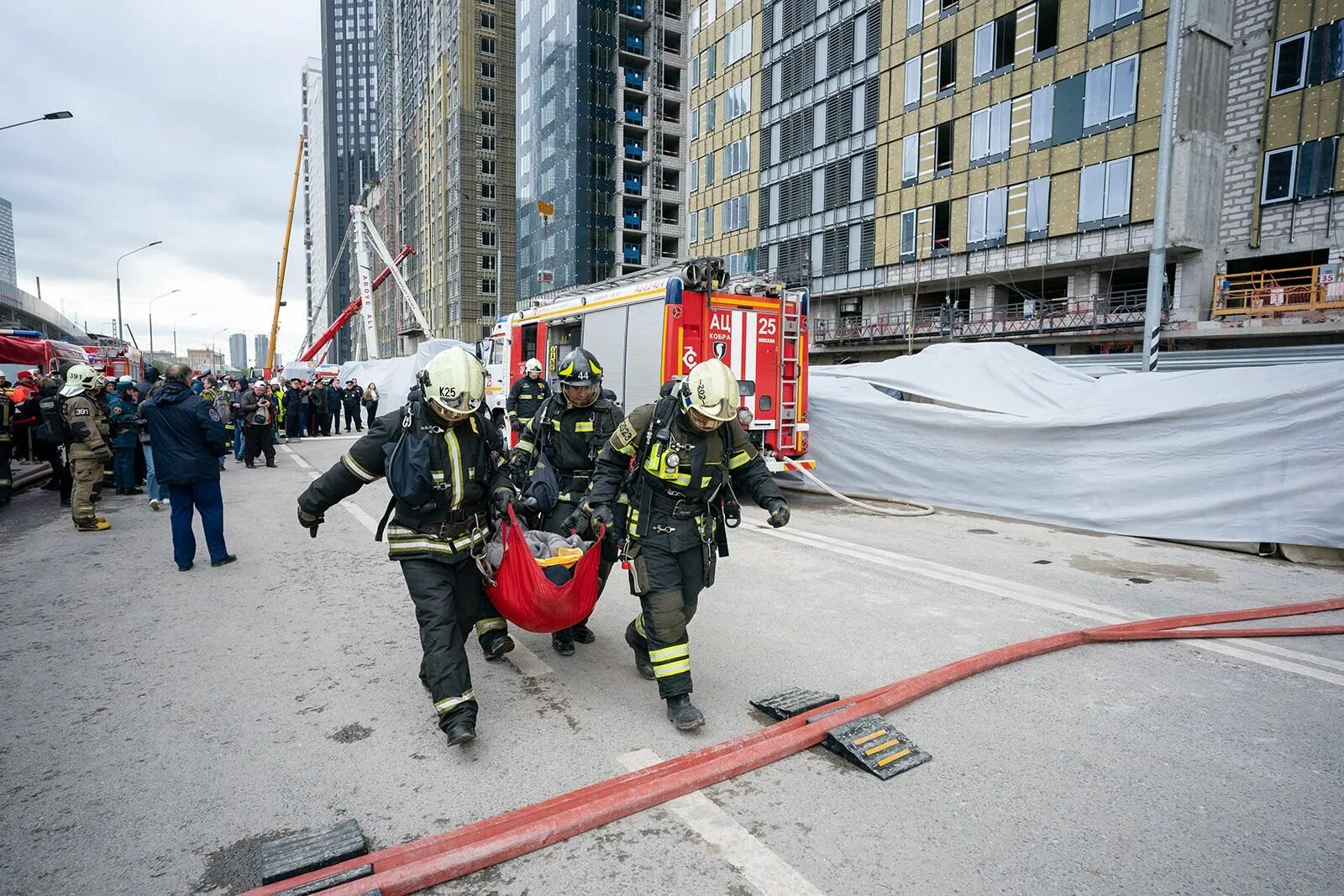 Организации которые ликвидируют людей. Спасатели оперативно локализовали пожар в высотном доме. Пожар в москве. Спасатели оперативно локализовали пожар в высотном доме. Академика королева взрыв дома 2008.