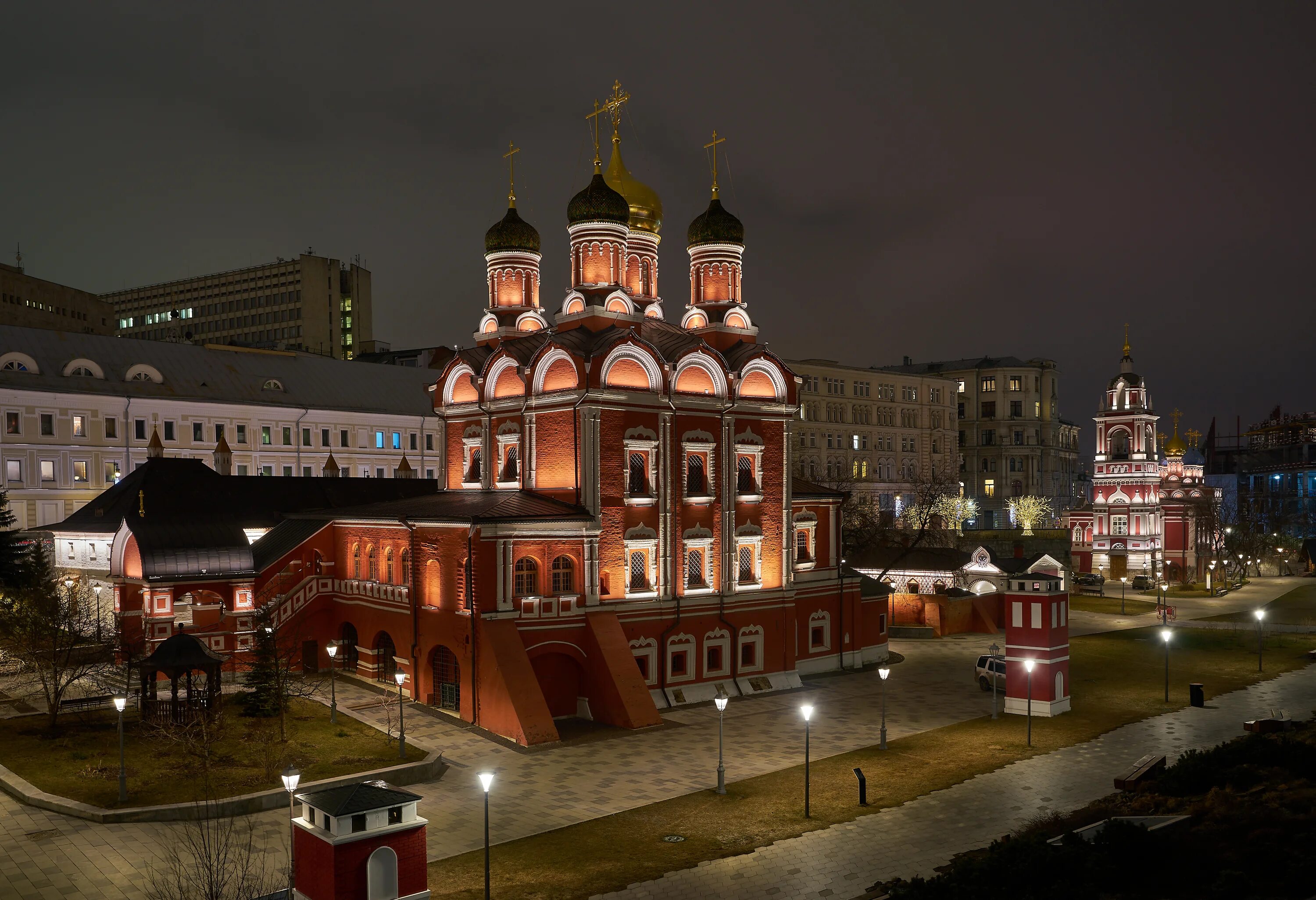 Улица Варварка. Знаменский монастырь на Варварке. Колокольня Знаменского монастыря в Зарядье.