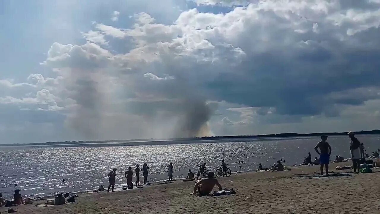 Левый берег амура. Левый берег Амура Хабаровск. Пляж Дельфин Хабаровск. Пляж в Хабаровске на Амуре. Амур пляж.