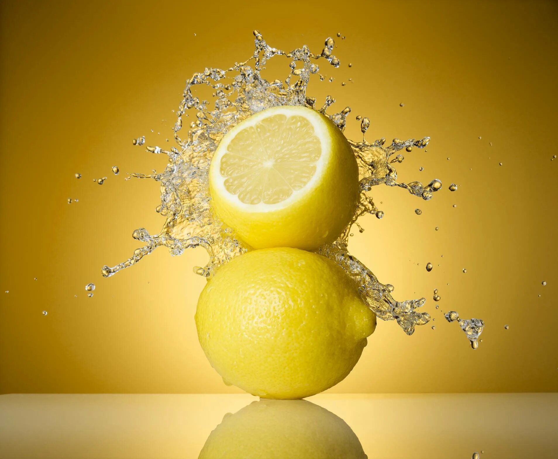 Девушка с лимоном. Лимон 3д. Желтый цвет в рекламе. Лимон креатив. Лимоны фон.