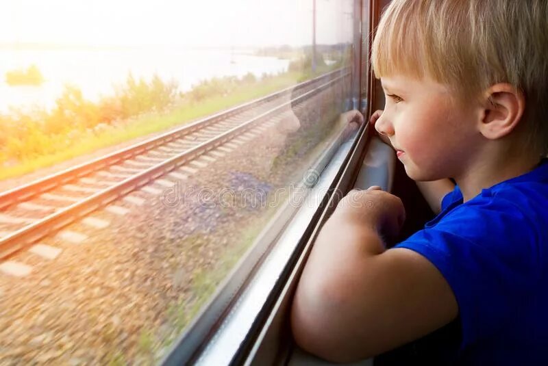 Поезда для детей. Про поезда для мальчиков. Дети в электричке. Дети в окне поезда.