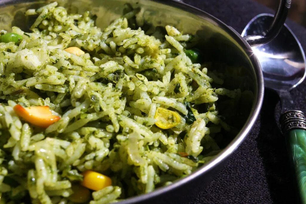 рис со шпинатом. зеленое ризотто страчателла. рис со шпинатом и чесноком. шпинат с рисом. шпинатный рис.