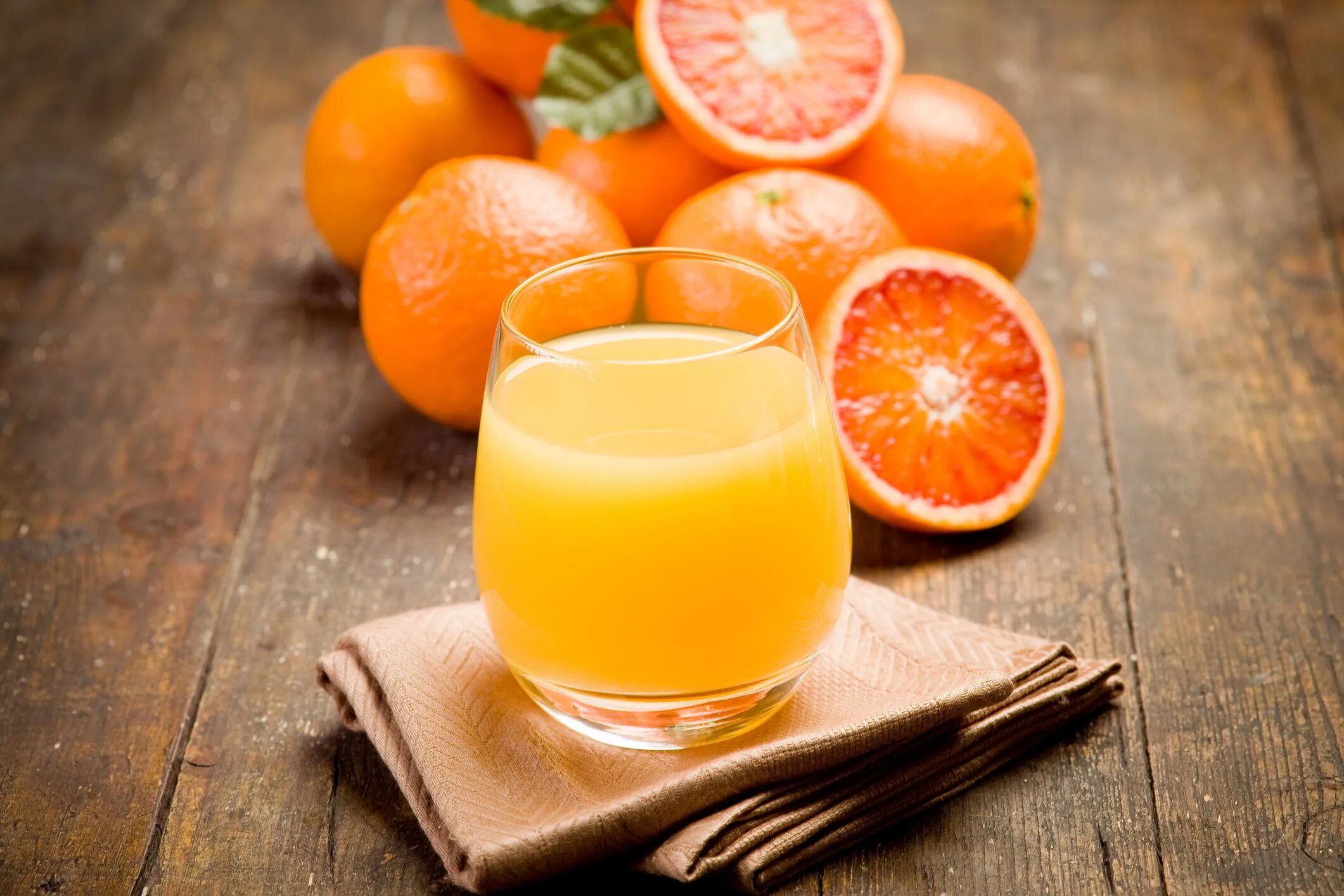 I like orange juice. Апельсиновый сок Фреш. Свежевыжатый сок апельсин. Апельсины для сока. Свежевыжатые соки апельсиновый.