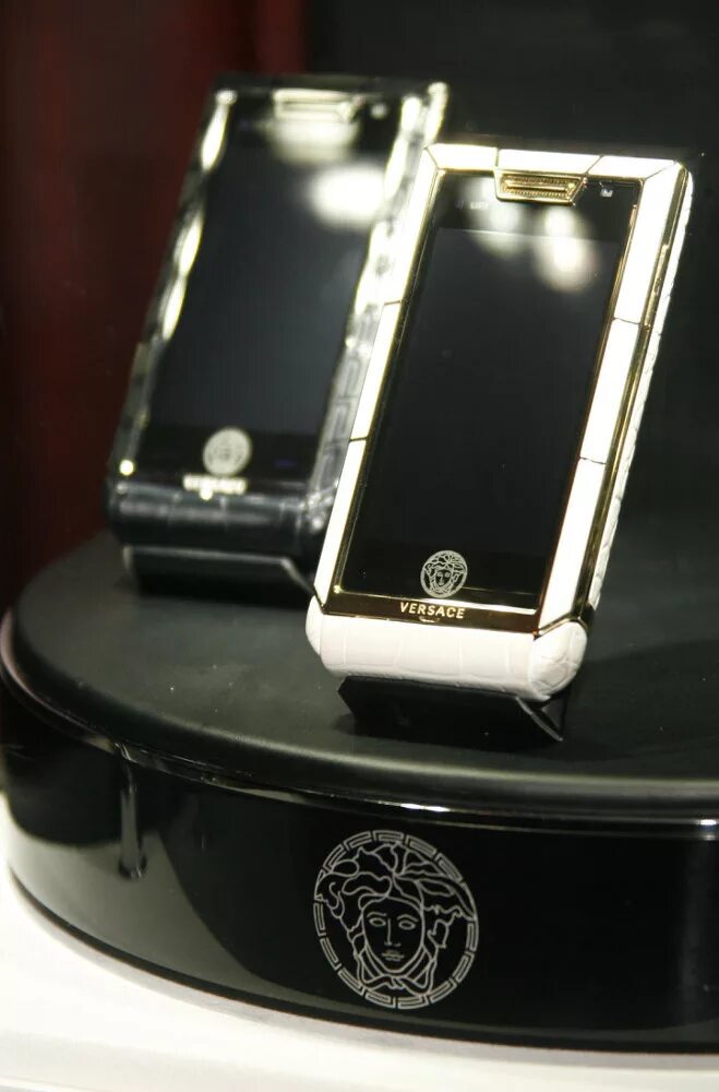 Чехол versace для iphone 11. Телефон versace unique. Версаче презентация. Телефон в кожаном корпусе. Самый дорогой смартфон.