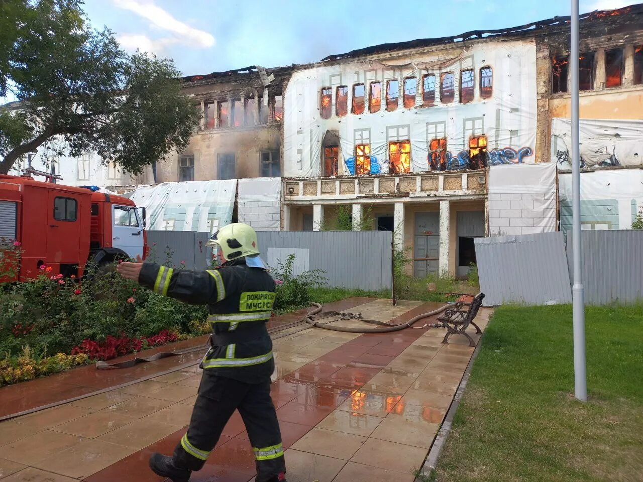 Взрывы в летке энгельс. Дом офицеров Энгельс лётный городок. Гарнизонный дом офицеров Энгельс. Энгельс Летка дом офицеров. Дом офицеров Энгельс лётный городок пожар.