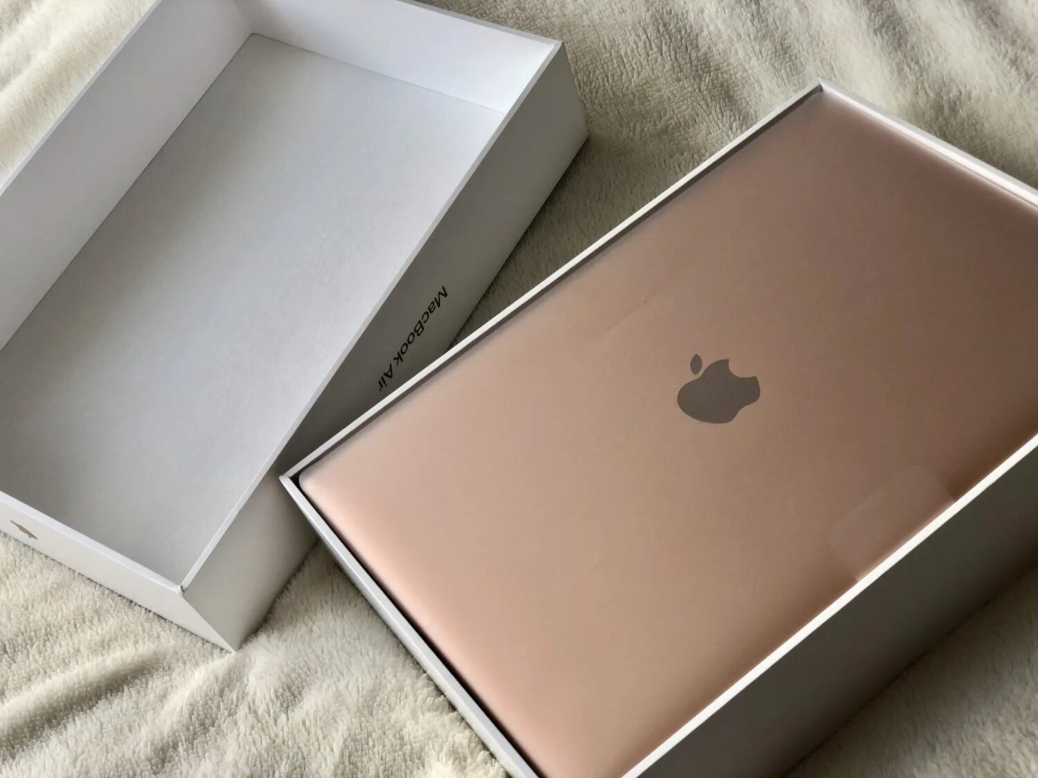 Купить эйр м1. MACBOOK Air 13 m1 Gold. MACBOOK Air m1 2021. Макбук Air m1. Золотой макбук Эйр 2020.