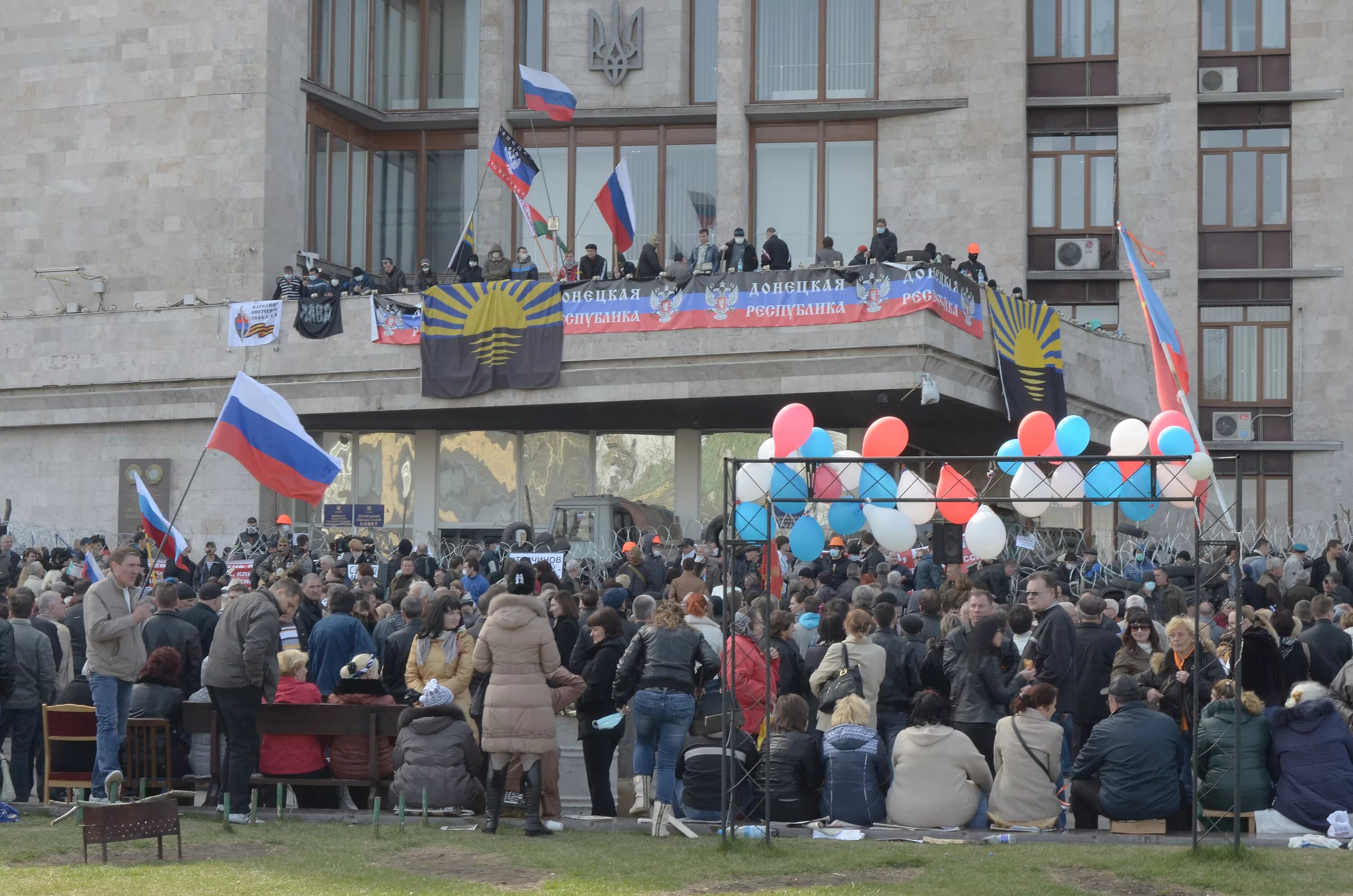 23 апреля 2014. Митинг Донецкая народная Республика 2014. Донецкая народная Республика 2014 ОГА. Донецк 7 апреля 2014 митинг. ОГА Донецк ДНР.