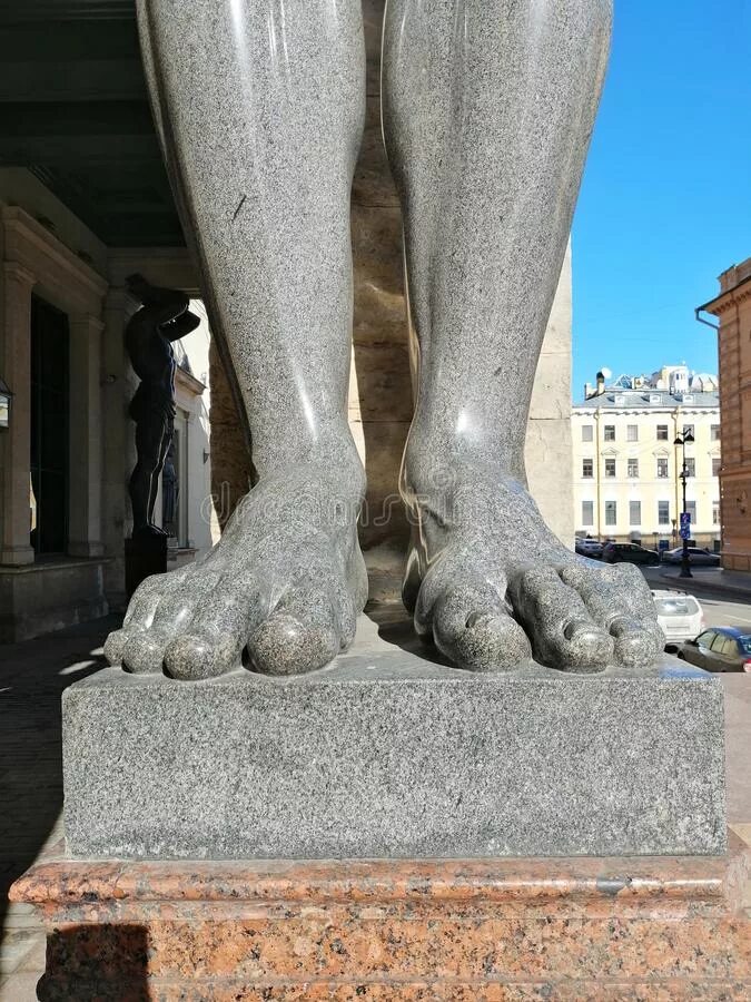 Нога статуя. Скульптура ноги. Мраморная нога скульптура. Статуя ступня. Памятник ноги.