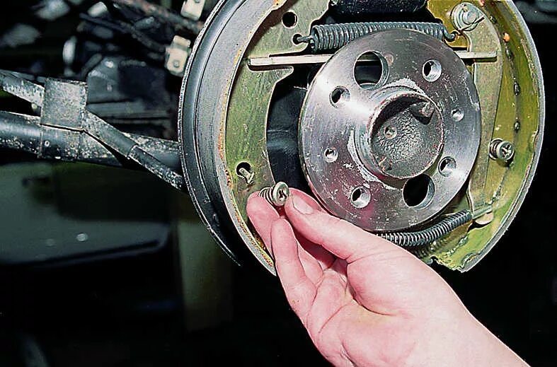 как поменять тормозные колодки ваз. датчик износа передних тормозных колодок ваз 2110. колодки передние ваз 2107. задние колодки ваз 2106. съёмник передних тормозных колодок ваз 2110.