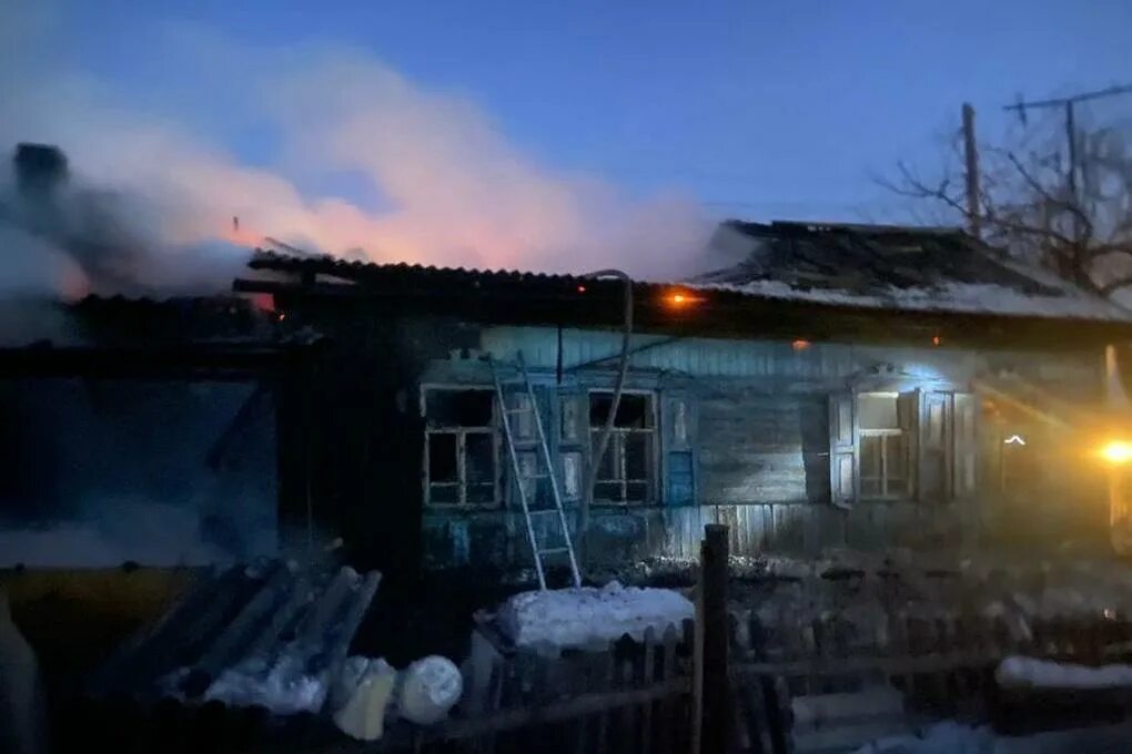Пожар в новосибирске сейчас в октябрьском. Пожар в новосибирском районе сегодня. Пожар в селе новопышминское 5. Здание горит. Мощный пожар.