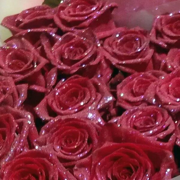 Букет роз с блестками. Розы с блестками. Букет цветов с блестками. Розы с блестками букеты. Блестящие розы.