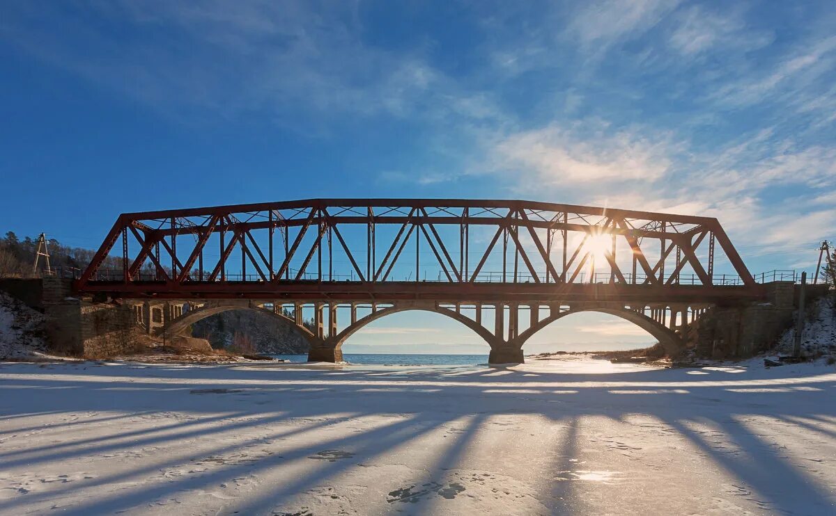 Вдам. Замерзший мост. Городской мост над замерзшей рекой. Мостик на замерзшем озере. Замерзшая река у подпоры моста.