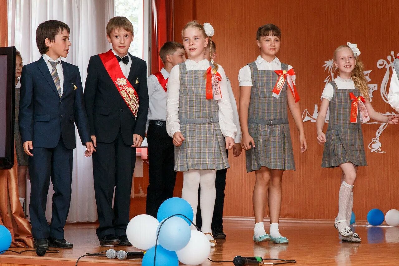 4 класс 2015. выпускной 4 класс. школьная форма на выпускной. фотосессия 4 класс выпускной в студии. празднование выпускного в 4 классе.