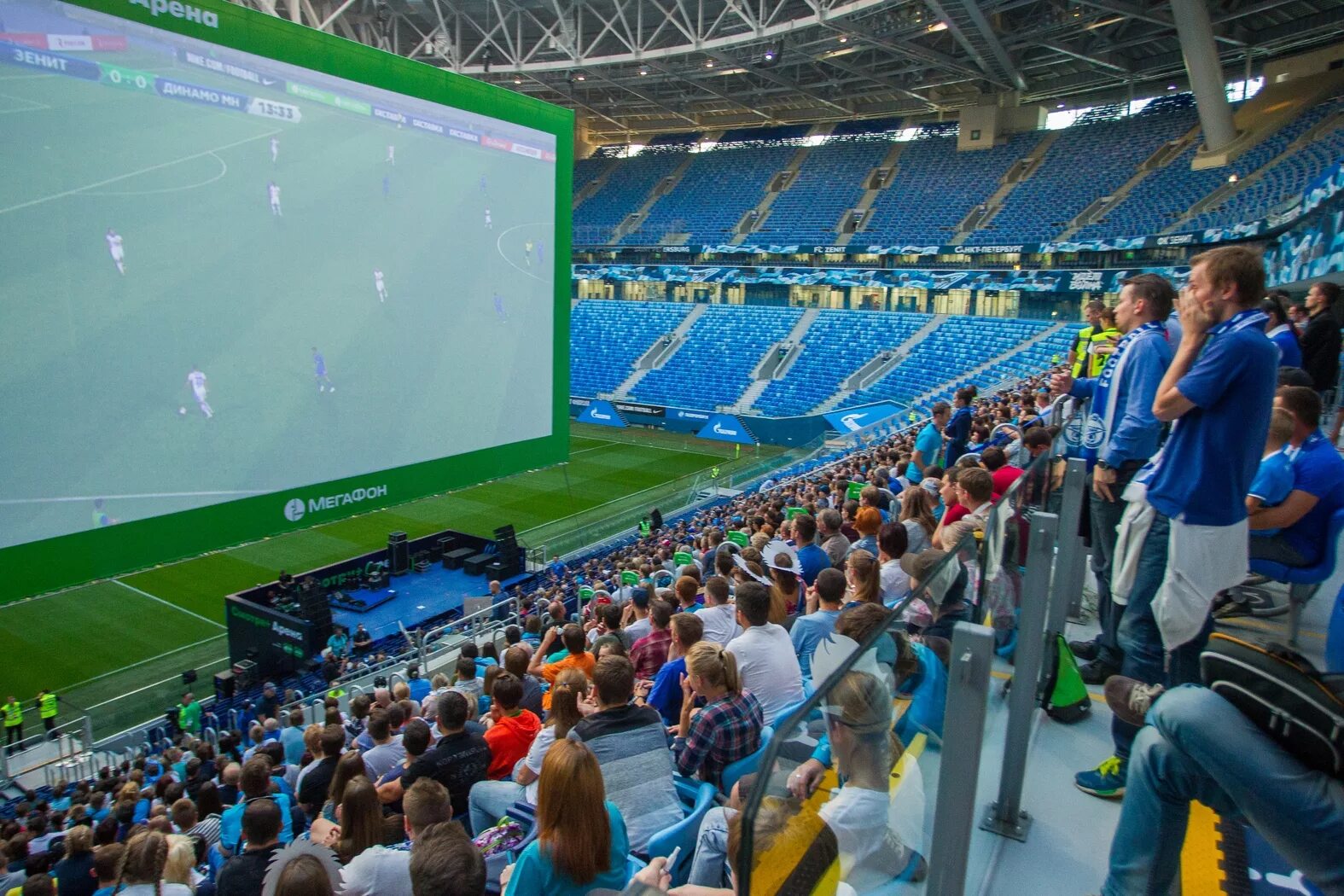 Arena трансляция. Зенит арена трибуны. Arena трансляция. Фанзона на зенит арене. Зенит арена экраны.