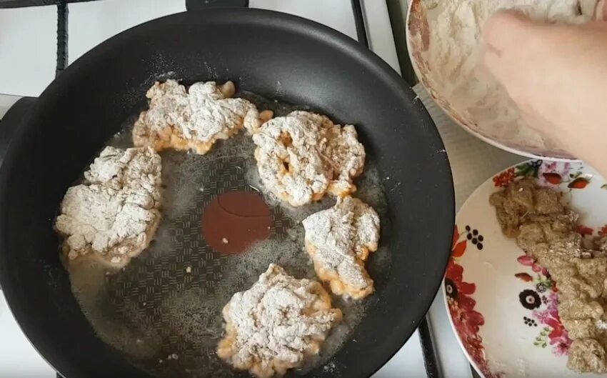 Жареная сазанья икра. Икра карася. Жареная икра с яйцом. Икра жареная на сковороде с яйцом. Мелкий карась из икры.