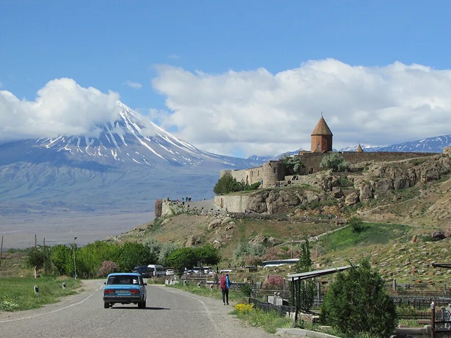 Деревня за гюмри. Армения нужна работа. Армянский депутат. Армения и россия братья. Вардавар в ереване.